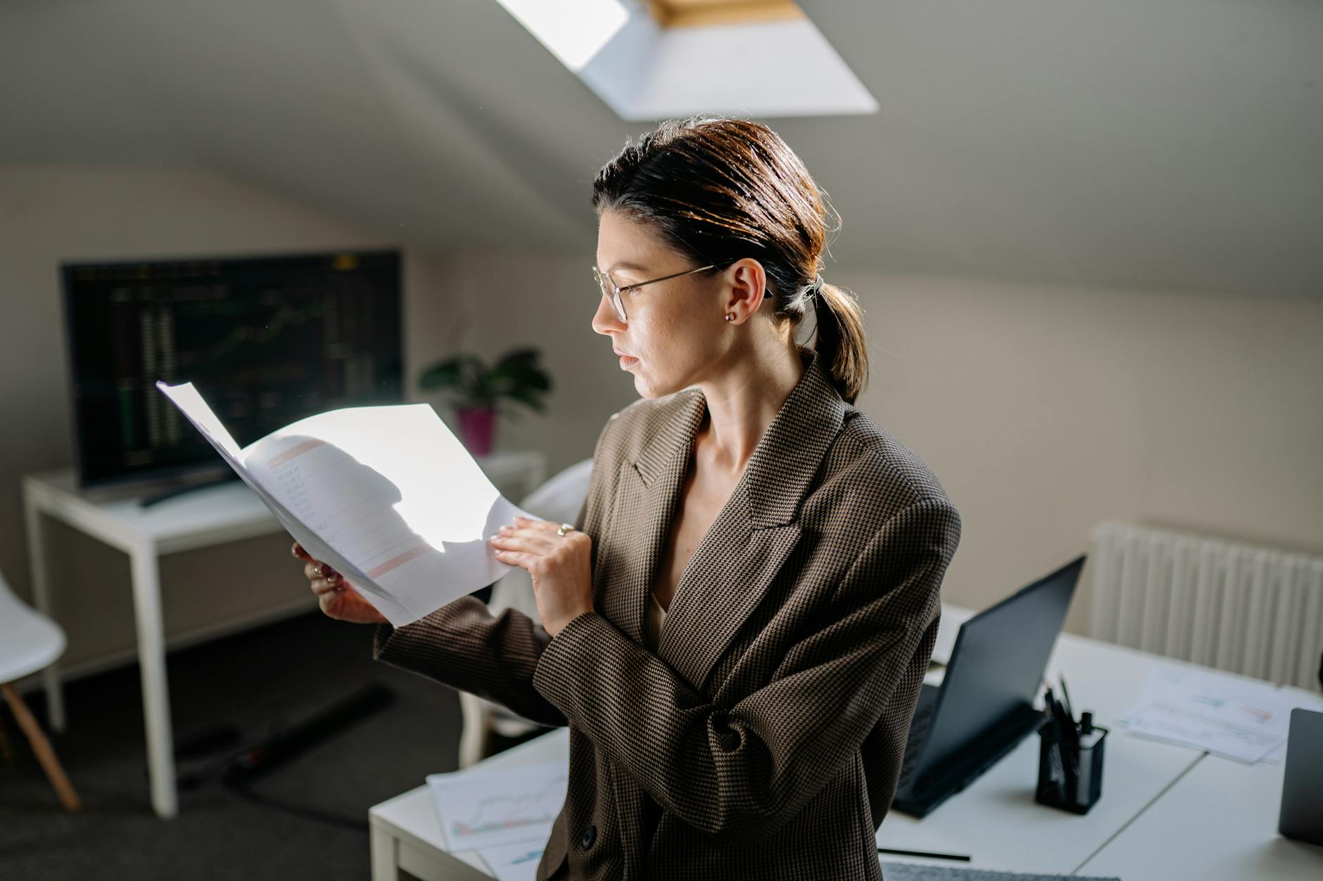 Executive research notes for market analysis and financial intelligence review